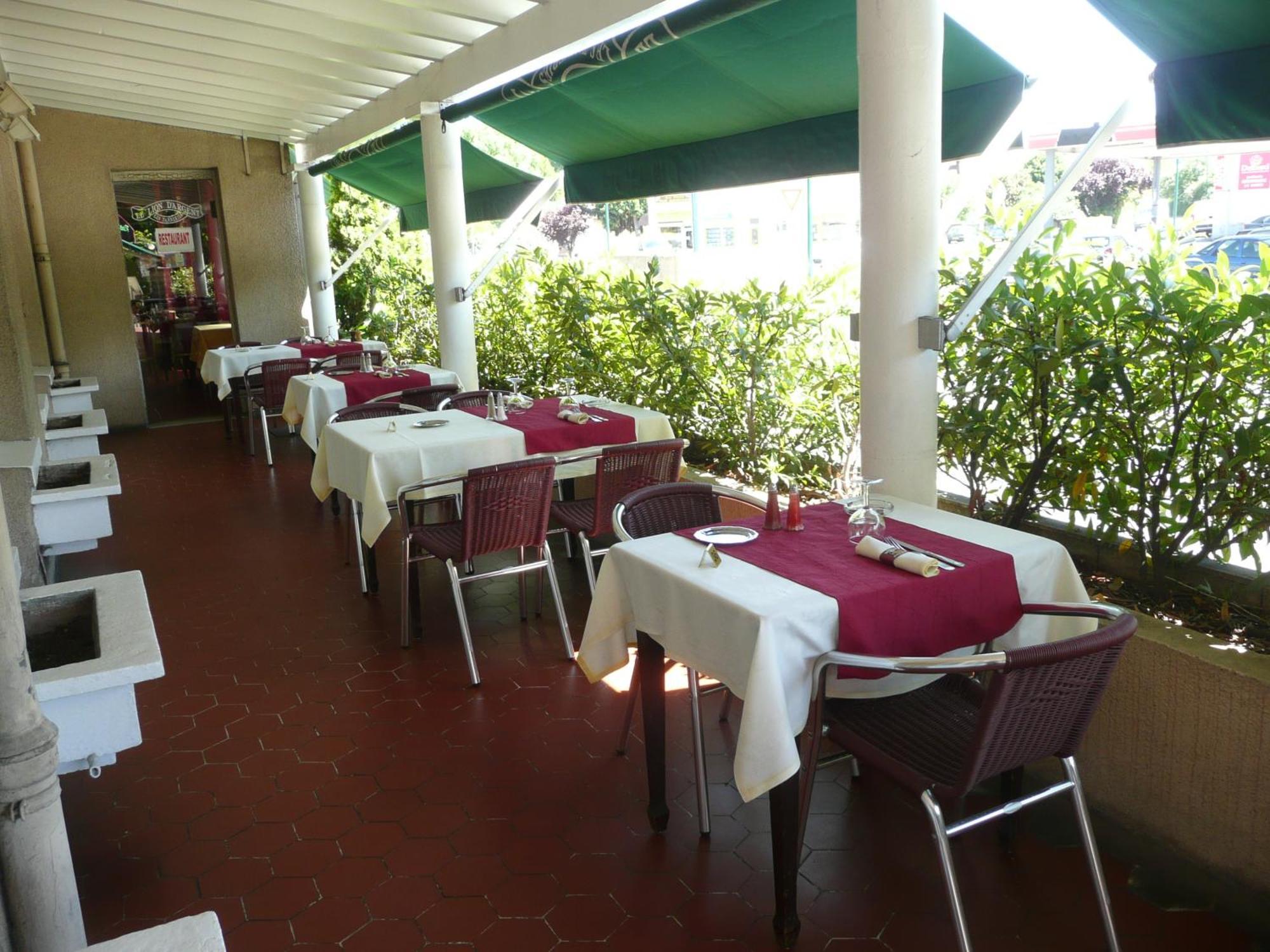 Logis Hotel Restaurant Du Lion D'Argent Et Des Tanneries La Châtre Exterior foto